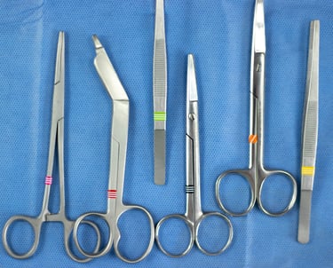 Instrumentais cirúrgicos identificados por fitas de marcação sobre o campo cirúrgico