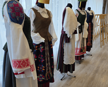Tautiniai kostiumai parodoje Aukso vainikas 2025