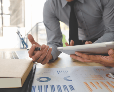 projektmanager-ueber-einer-analyse