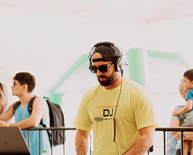 Antonio tocando em evento de Crossfit