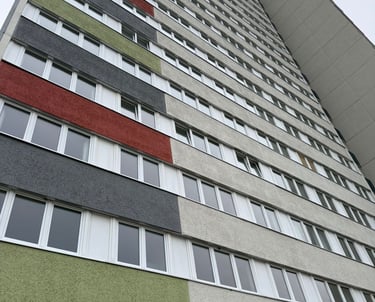 Mehrgeschossige Fassade mit Putz in verschiedenen Farben – Hebestreit Generalunternehmer GmbH