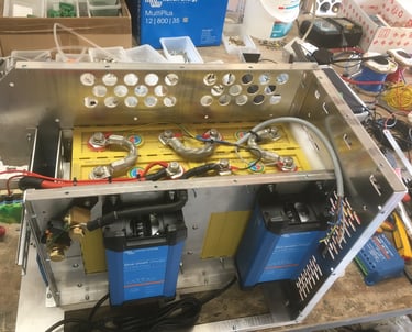 Premier prototype de batterie mobile à charge solaire et secteur