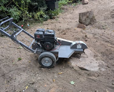 Rognage d'une souche de chêne afin de réaliser un gazon