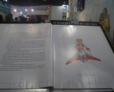 The biggest book in the world, a giant edition of "O Pequeno Príncipe" displayed at a public event i
