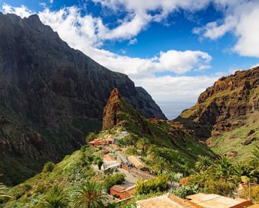 Sendero del Barranco de Masca rodeado de montañas volcánicas en Tenerife ideal para rutas en camper