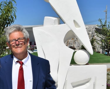 Miguel Yebra junto a una de sus esculturas de gran formato