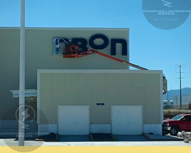 Anuncio monumental y señalética industrial para corporativos, fabricada por Anuncios Orión en SLP.