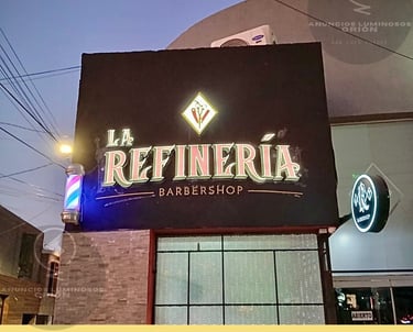 Fachada comercial iluminada para tienda de retail, diseño y fabricación en San Luis Potosí.