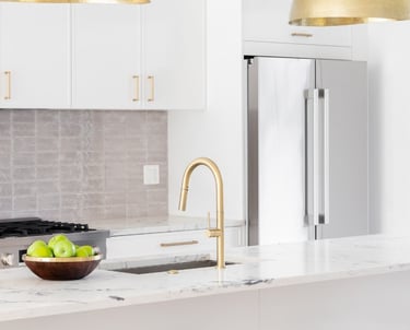 Cocina con cubierta de cuarzo blanco estilo mármol instalada por Warner Stone.