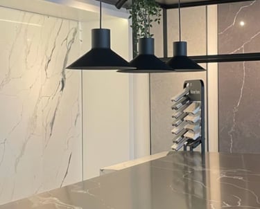 showroom con distintos modelos en cuarzo calacattas en santiago de chile