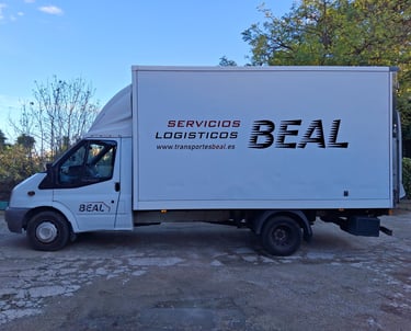 Camión con plataforma de BEAL Servicios logísticos, litso para una mudanza
