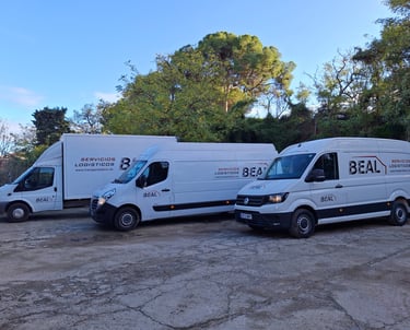 Flota de furgonetas y camión de BEAL Servicios Logísticos, listos para servicios de transporte.