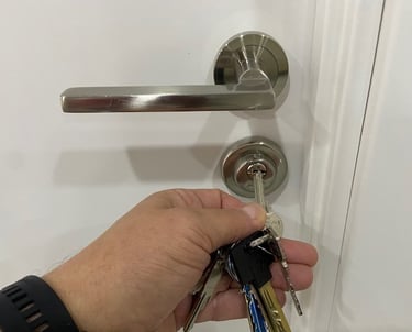 Instalación de cerraduras en puertas interiores