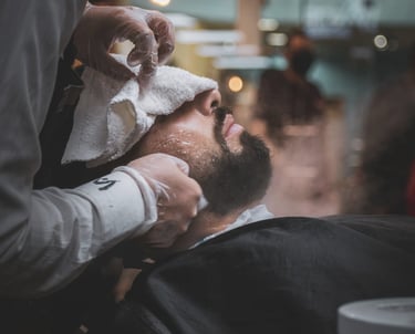 hombre recibiendo un servicio de barba en ace barber studio