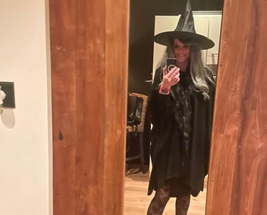 vrouw verkleed als heks