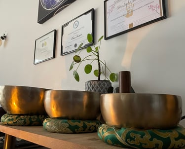 bols tibétains sur une table. Thérapeute énergéticien christophe Meunier nantes
