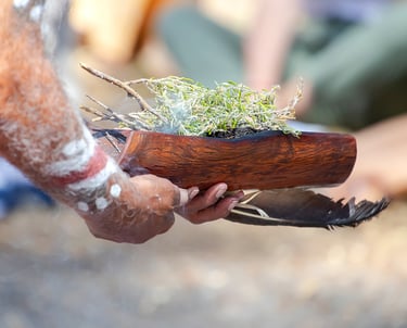 Rituel de fumigation avec herbes sacrées pour purifier et honorer la personne décédée.