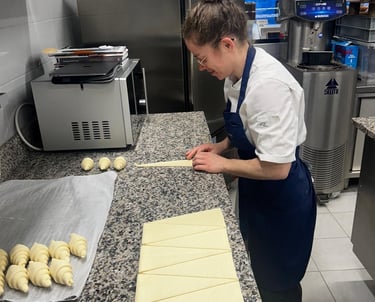 Lise Foucher en train de préparer des croissants au beurre