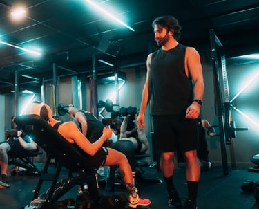 Alexandre Abbas coach sportif et ses élèves en cours de sport à la salle