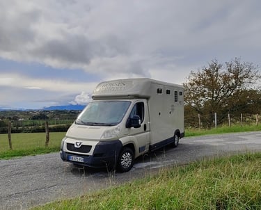 Un camion chevaux sur un chemin de campagne