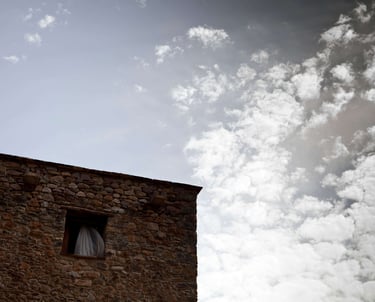 Ventana abierta hacia el cielo desde La Calma, casa rural en Castellón