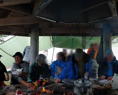 Folksomt rundt grillen og praten går jevnt. Til å med når jeg ikke sitter ved bordet