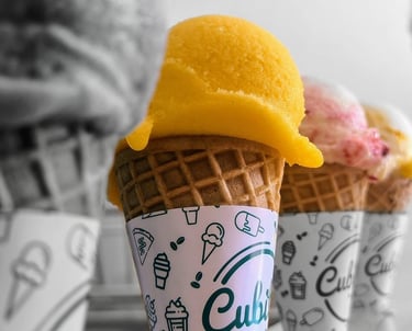 Nieve de mango en barquillo
