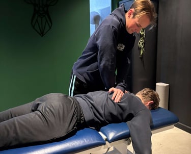 Jens Boogaard aan het behandelen in de praktijk van Fysio Performance Texel.