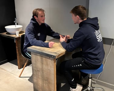 Jens Boogaard aan het behandelen in de praktijk van Fysio Performance Texel.