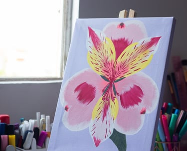 Lienzo artístico con composición botánica tropical, flores vibrantes y follaje, obra pintada a mano.