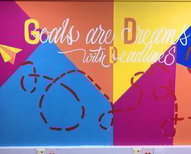 Mural en oficinas y empresas con mensaje motivador y coloridos.