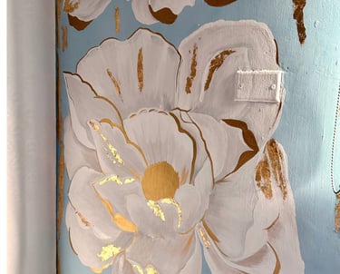 Flores grandes pintadas en mural interno para decoración del hogar.