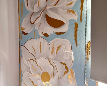 Mural pintado con colores suaves y dorado sobre pared decorativa en el hogar.