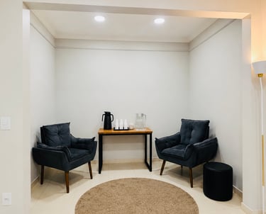 Mesa para até 14 pessoas em sala de reunião