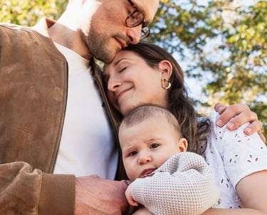 Photographe famille Vincennes : parents et bébé sur la Coulée Verte.