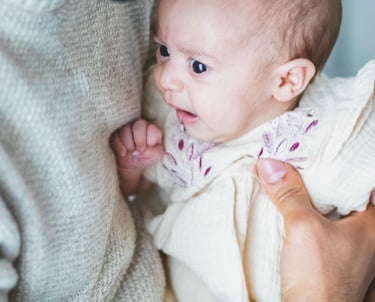 Photographe bébé Levallois : bébé dans les bras de son papa