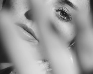 Photographe portrait Paris : portrait artistique femme en noir et blanc