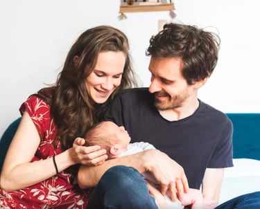 séance photo de naissance, famille réunie en lumière naturelle