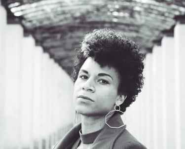 Photographe portrait Paris : portrait artistique femme en noir et blanc