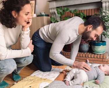 Photographe bébé Paris 12 : séance lifestyle en famille à domicile.