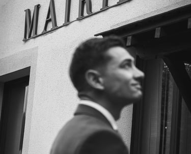 Reportage mariage 94 : marié devant la mairie