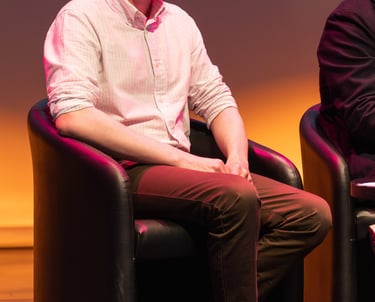 photographe corporate Paris : portrait de participant à table ronde