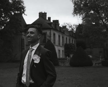 Reportage mariage 77 : portrait du marié en noir et blanc dans un domaine