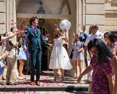 Reportage mariage Paris 14 : sortie de mairie sous les confettis