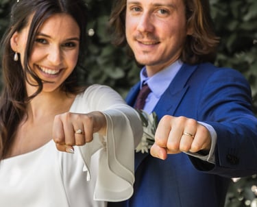 Reportage mariage Maison Alfort : séance de couple avecleurs alliances