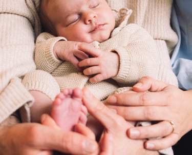 Photographe famille Paris 8 : bébé dans les bras de son papa