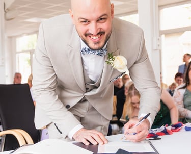 Reportage mariage Val de Marne : portrait marié souriant à la mairie