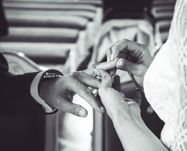 Reportage mariage Seine et Marne : échange des alliances en noir et blanc