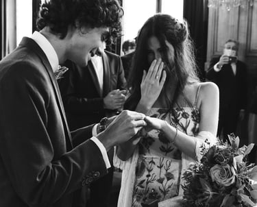 Reportage mariage Nation : échange alliances en noir et blanc