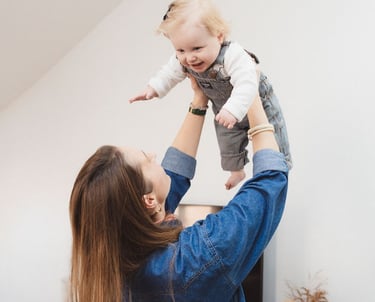 Photographe naissance Paris 20 : maman joue avec sa fille